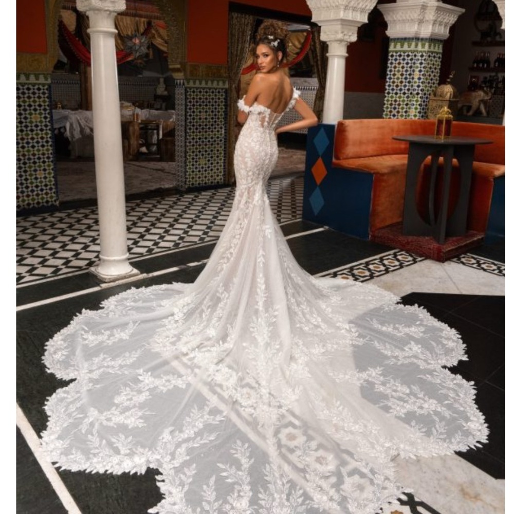 Elegant White Lace Wedding Dress